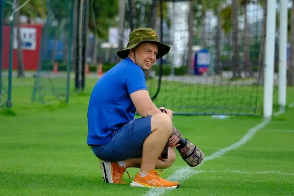 Jonathan Fairfield photographing in Hua Hin with a telephoto lens and sun hat