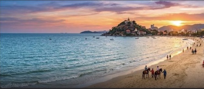 Titelbild der öffentlichen Facebook-Gruppe Live in Hua Hin: Strand von Hua Hin bei Sonnenuntergang